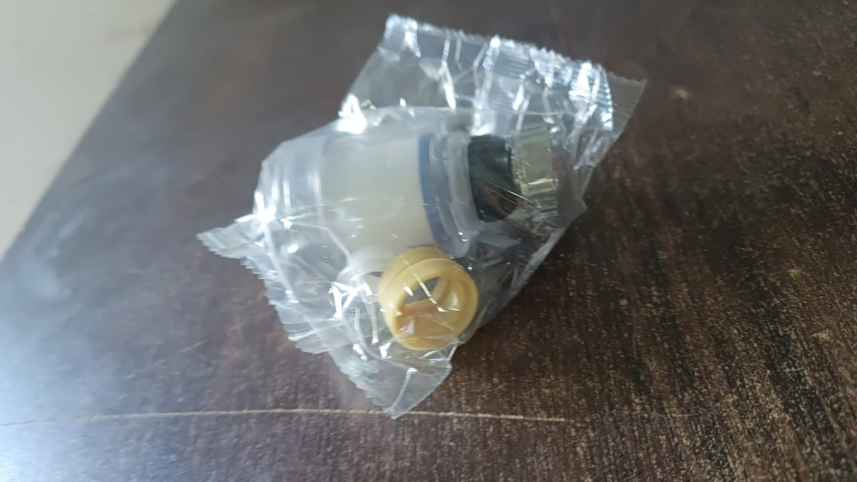 Swivel tap aerator in its pack